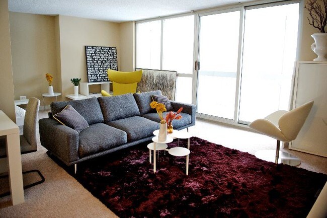 Building Photo - 21 E Delaware Pl