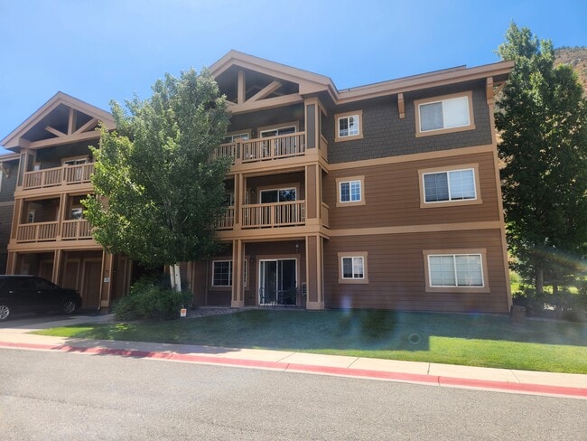 Building Photo - 520 River View Dr