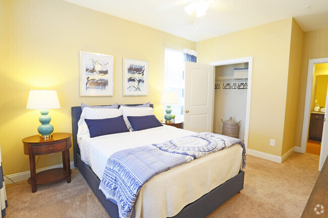 Building Photo - Gorgeous Two Bedroom Two Bath