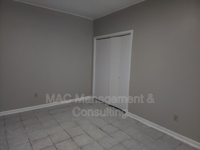Building Photo - 978 N Franklin Ave