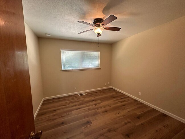 Building Photo - 156 W Dovewood Ln