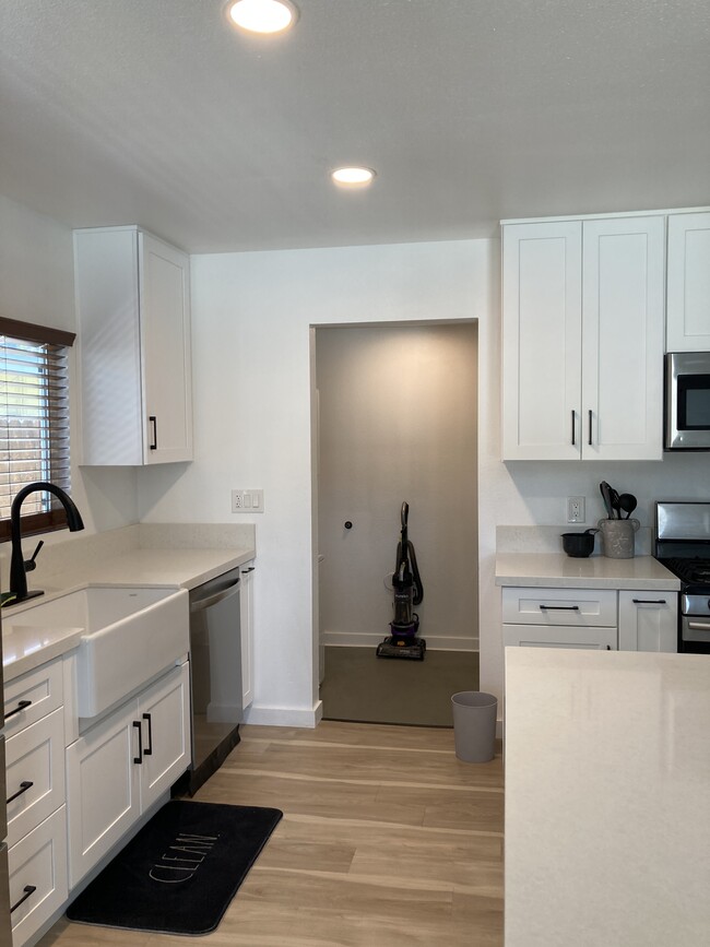 Building Photo - 3514 Hacienda Dr