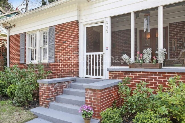 Photo - 939 Euclid Ave NE House