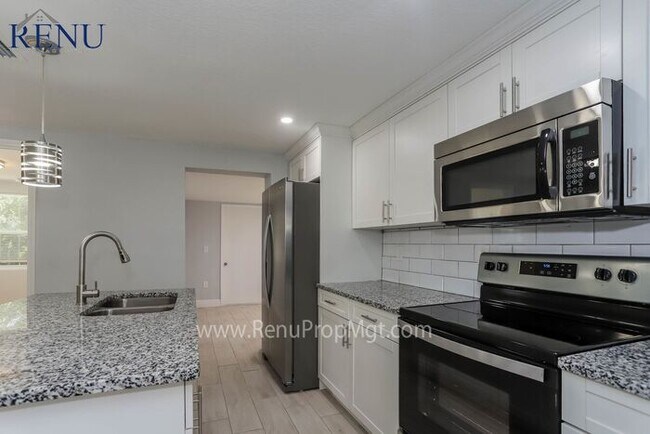 Foto del edificio - AVAILABLE NOW