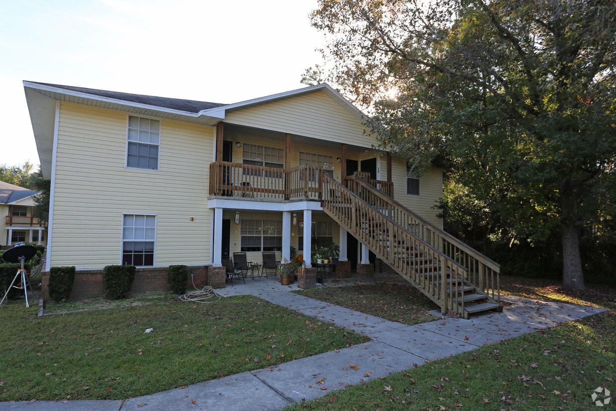 Building Photo - Villas of Shady Oaks