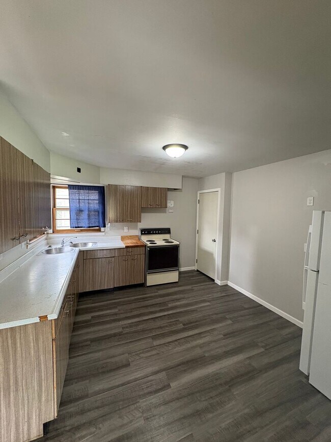 Foto del edificio - 3 Bedroom 1 Bathroom Duplex in Cedar Falls! First Months Rent FREE!