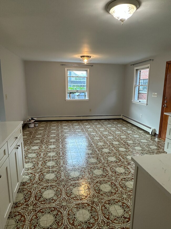 Building Photo - 3bed/1.5bath with laundry, parking. Comple...