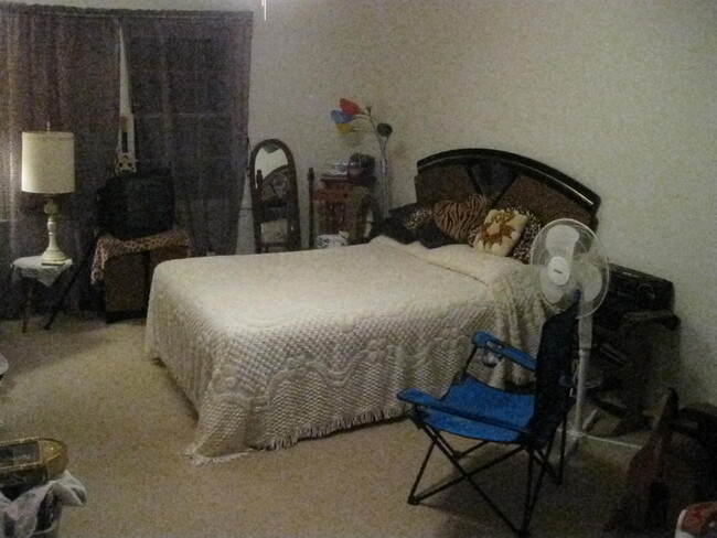 Gigantic bedroom - (size of 2 normal bedrooms) with ceiling fan - 1329 47th St