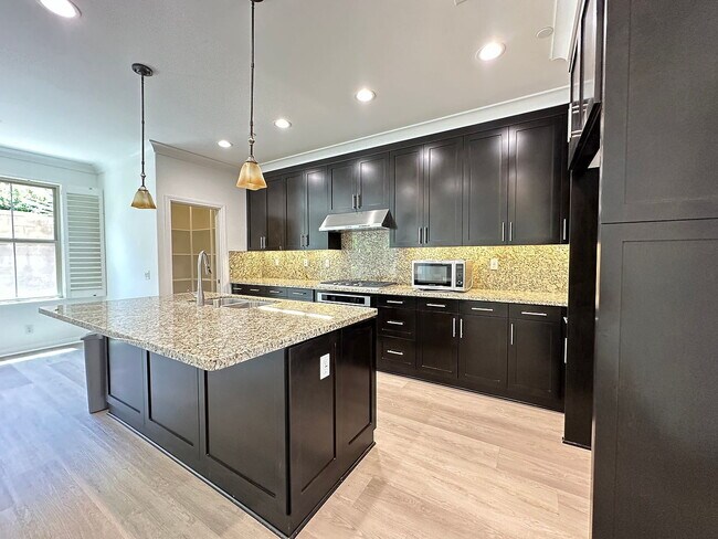 Foto del edificio - "Charming 3-Bedroom Sanctuary in Irvine: Spacious 2,100 Sq Ft Haven on Cherry Tree"