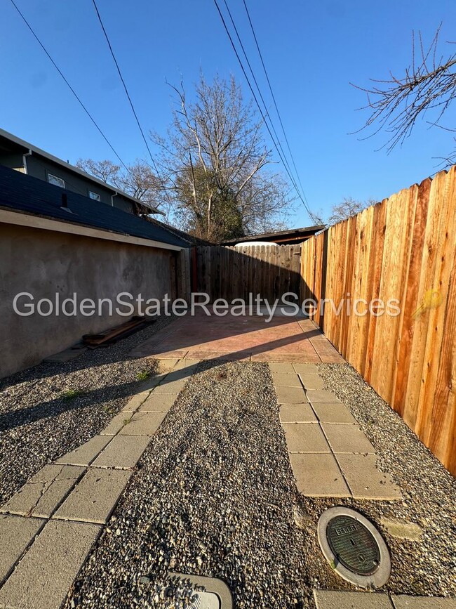 Foto del edificio - BRAND NEW ADU in an Amazing Location! Private Parking, Fenced Yard, and Clean as a Whistle!