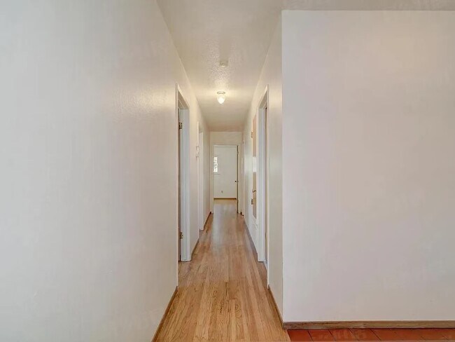 Foto del edificio - 907 Plum Ln