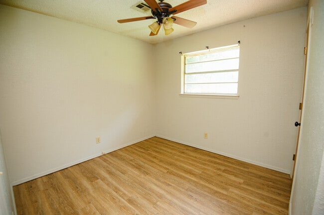 Building Photo - 2407 N Park Dr