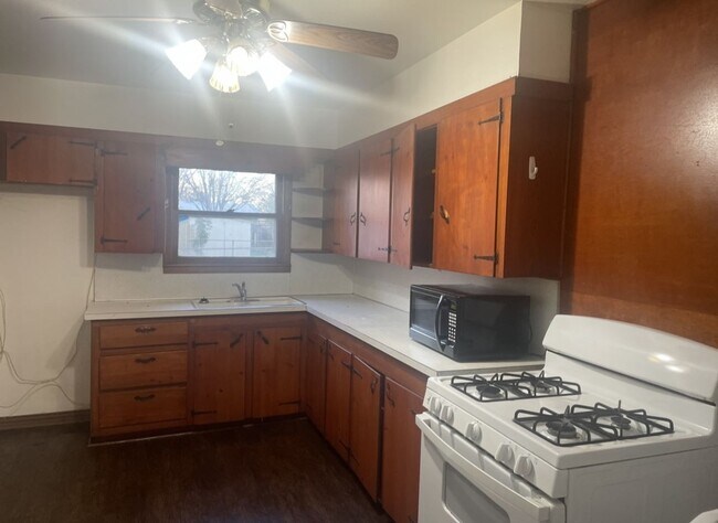 Building Photo - 3 bed 1 bath 1 car garage- READY NOW!