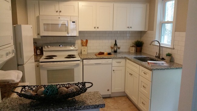 Kitchen-pic 2 - 1055 Nichols Dr