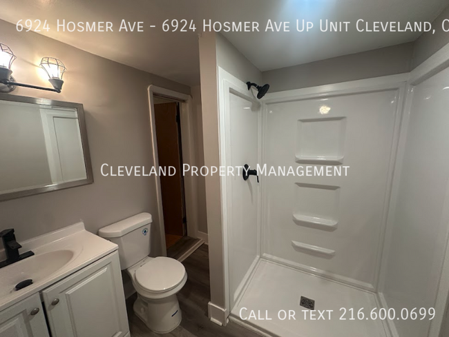 Building Photo - Newly Renovated Cleveland Duplex