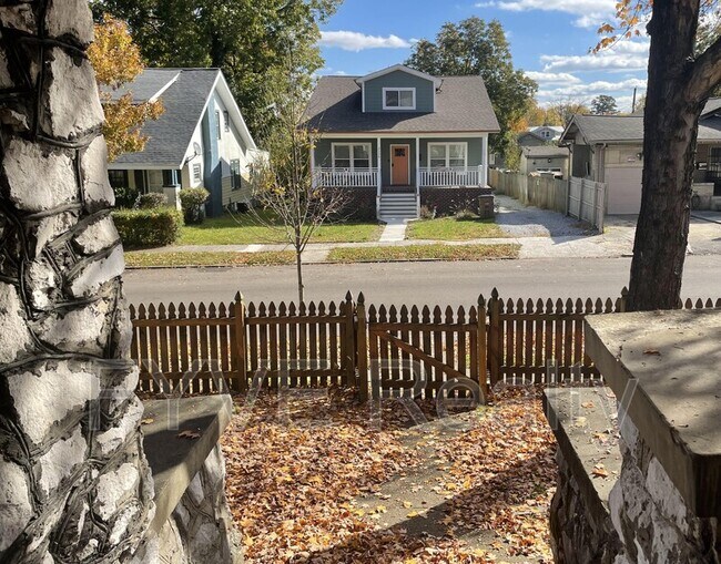 Foto del edificio - 2537 Woodbine Ave