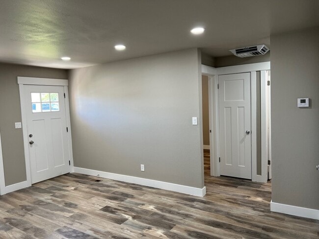 Building Photo - 170 W 975 N