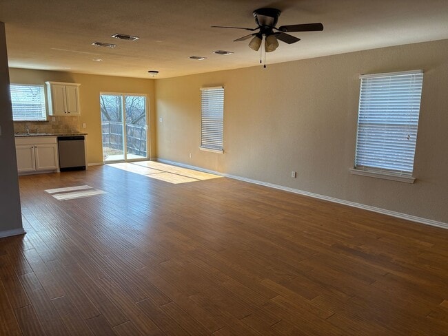 Building Photo - 3/2/2 in Preston Club