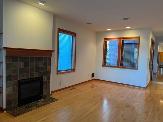 Foto del edificio - AUGUST RENT FREE with LIMITED SHOWINGS AVAILABLE on July 25th! - Gorgeous Townhome Style Condomin...