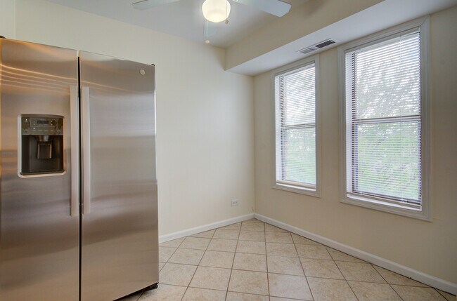 Building Photo - 2210 Country Club Dr