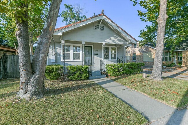 Building Photo - 208 W Lobit Ave