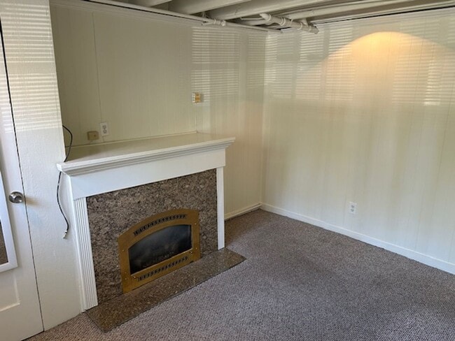 Building Photo - 405 California Dr