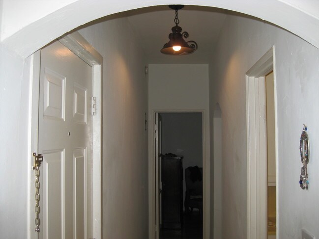 Pasillo - 208 N La Peer Dr