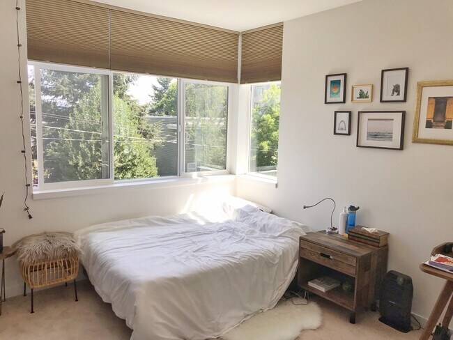 Foto del edificio - Gorgeous, Airy Townhome on Treelined Stree...