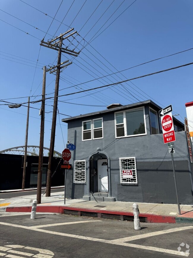 Building Photo - 553 S Clarence St