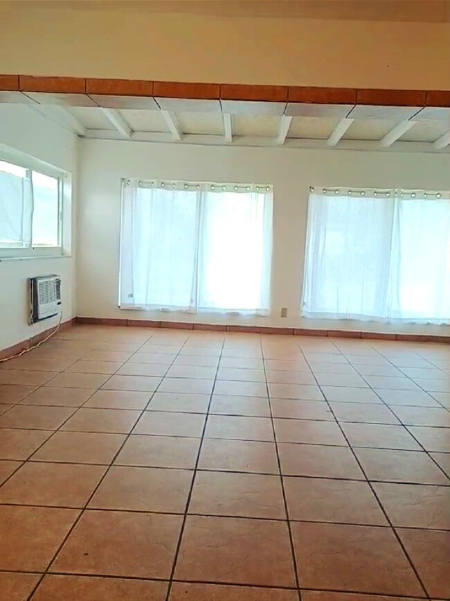 Airy and luminous - 4216 SW 51st St
