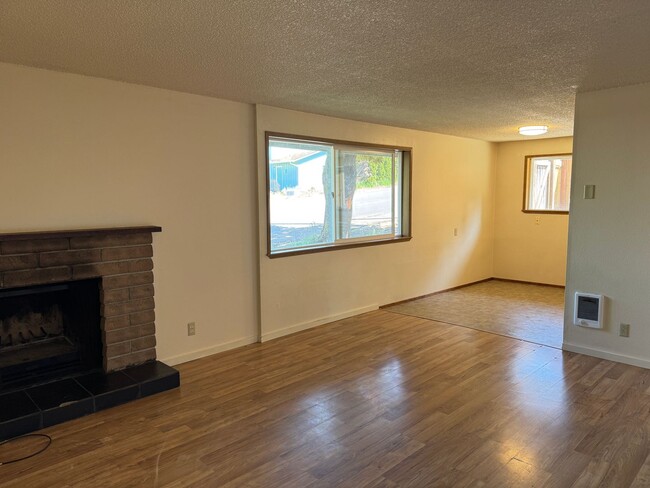 Building Photo - Charming 2-bedroom, 1-bath duplex in Springfield, OR