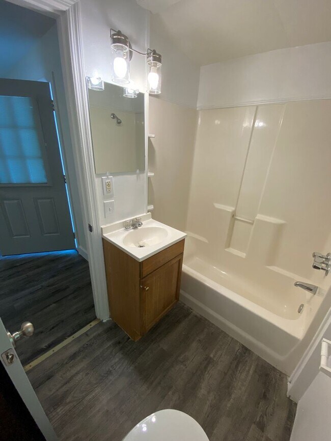 Building Photo - 3 bed 2 bath home with a fenced-in yard! Available August 2026!