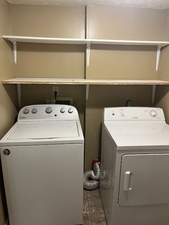 Building Photo - 3 bedroom, 2 bathroom duplex on Bloomingto...