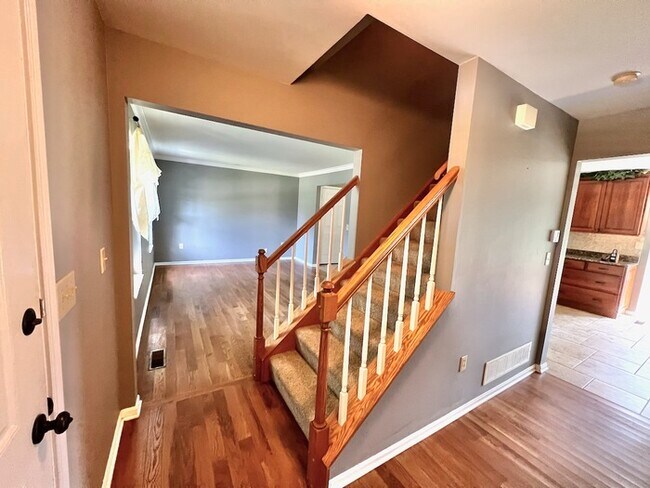 Building Photo - Beautiful Well-Maintainted Burlington Home!