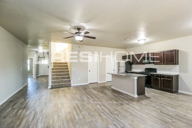 Foto del edificio - HOME FOR RENT!!