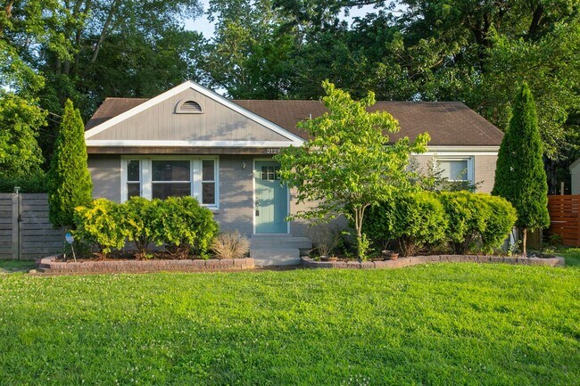 Building Photo - Charming Nashville Home!