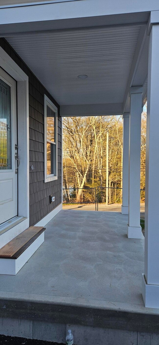 Building Photo - 719 Putnam Pike