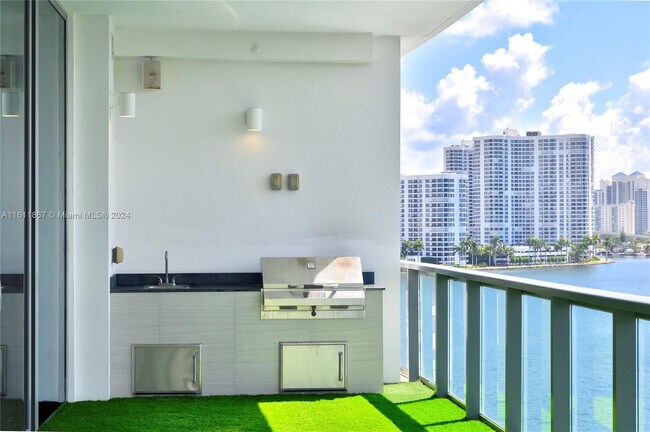 Foto del edificio - 3300 NE 188th St