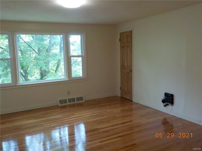 Building Photo - 133 Houston Ave