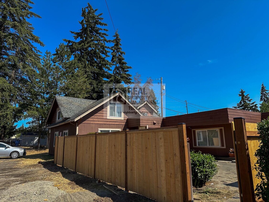 Primary Photo - 2 Bedroom Apartment In Lakewood!