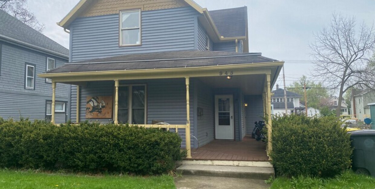 945 Lincolnway E Unit 2, Mishawaka, IN 46544 Room for Rent in