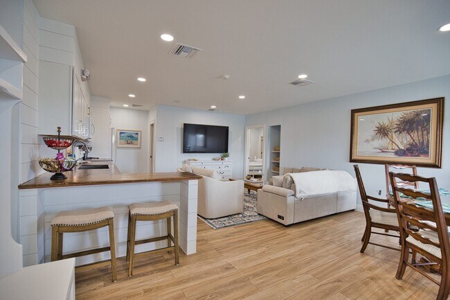 Foto del edificio - Seasonal or Annual Fully Remodeled Apartme...