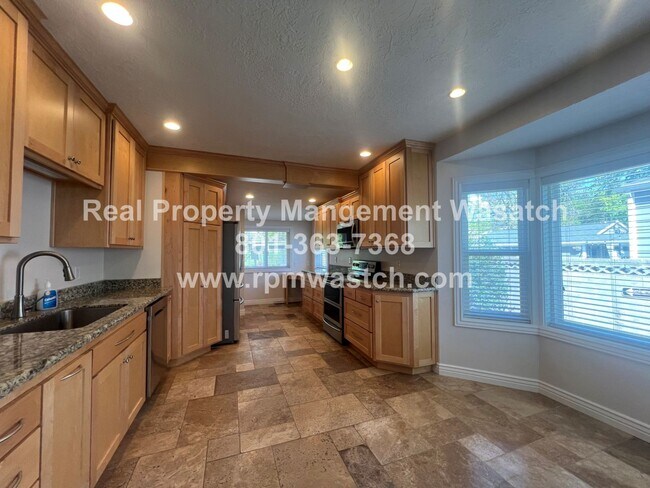Foto del edificio - Look at This Beautiful 2 Bedroom 1 Bathroom Split Single Family home is Sugarhouse!!