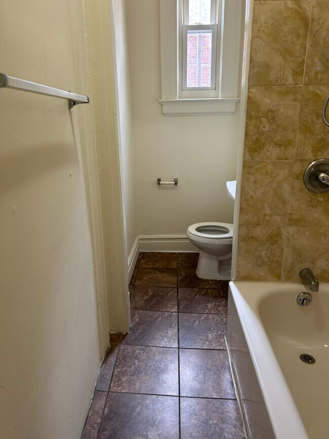 Baño - 940 Broad St