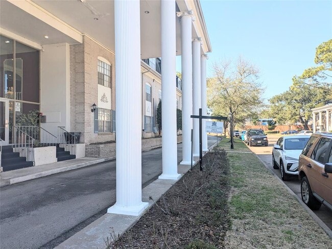Building Photo - 2601 Bellefontaine St