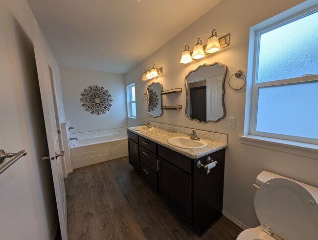 Building Photo - Stunning 3 Bedroom 3 Bath Canyon Crest House