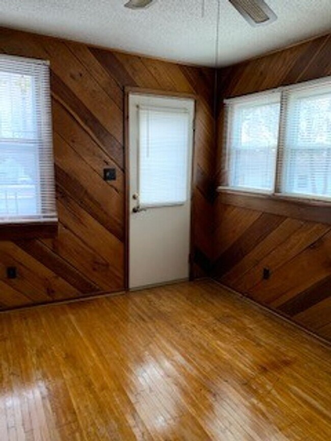 Foto del edificio - Large 3 BR 2 BA house w beautiful woodwork...