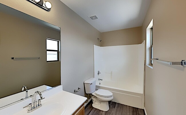 Building Photo - 3-Bedroom Home with Loft in Prime Peoria L...