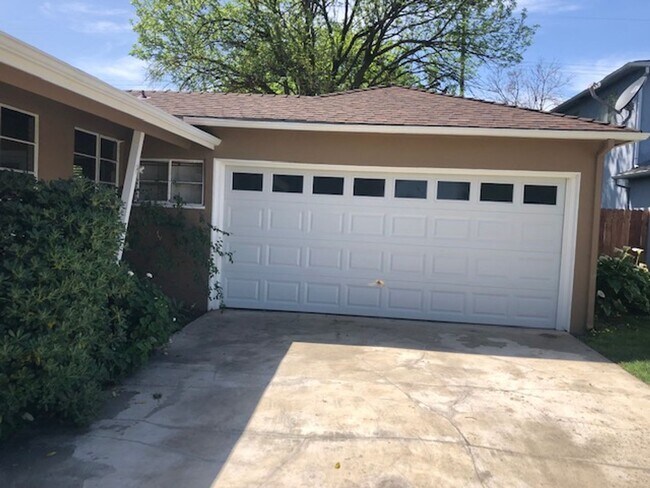 Foto del edificio - Charming 3 Bedroom Home in Quiet Tree-Line...