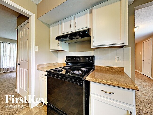 Foto del edificio - 6680 Foxshire Dr